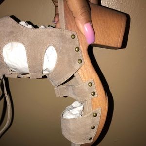 ShoeDazzle size 11 New bundle with red converse